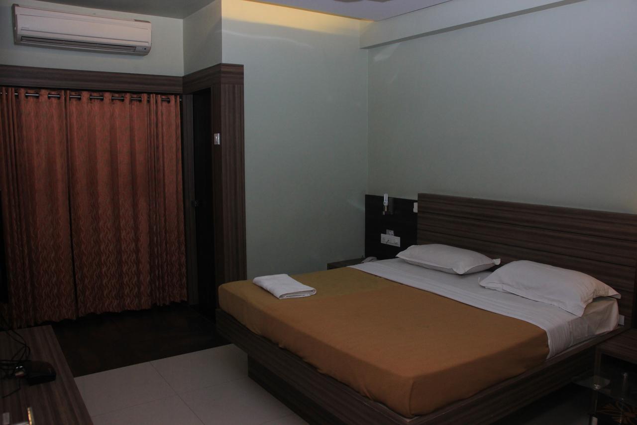 Hotel Sham Suman, Kolhapur- Opposite To Mahalaxmi Temple Exterior foto